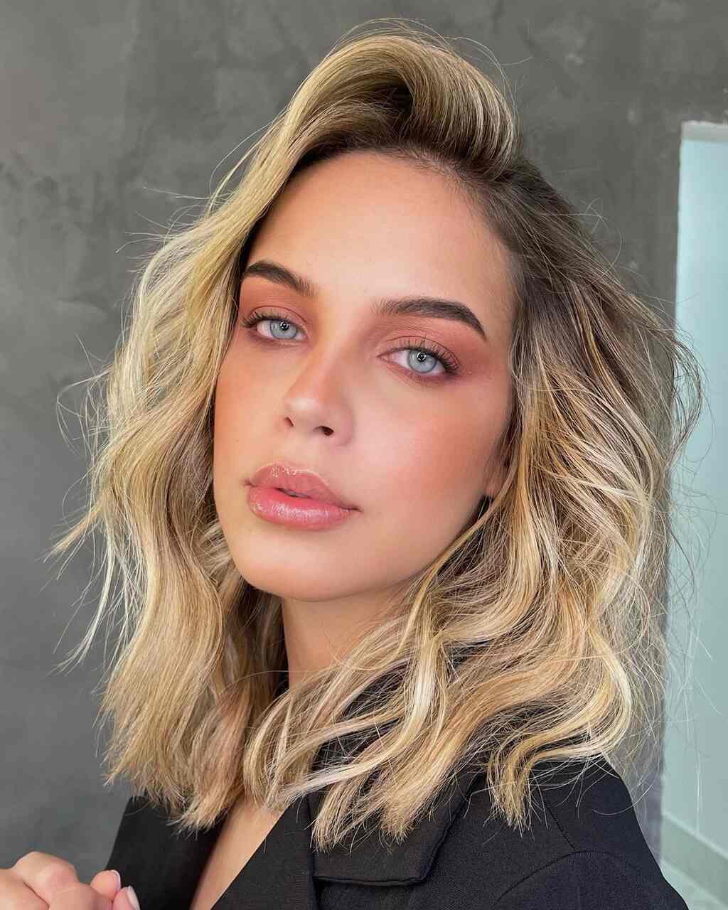 mulher com cabelo médio ondulado