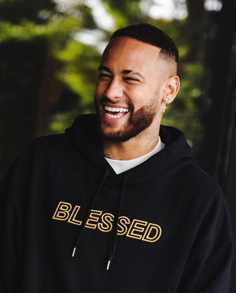 Cortes de Cabelo do Neymar: Relembre 7 fases do rei dos penteados homem com cabelo degradê nas laterais e bem delineado