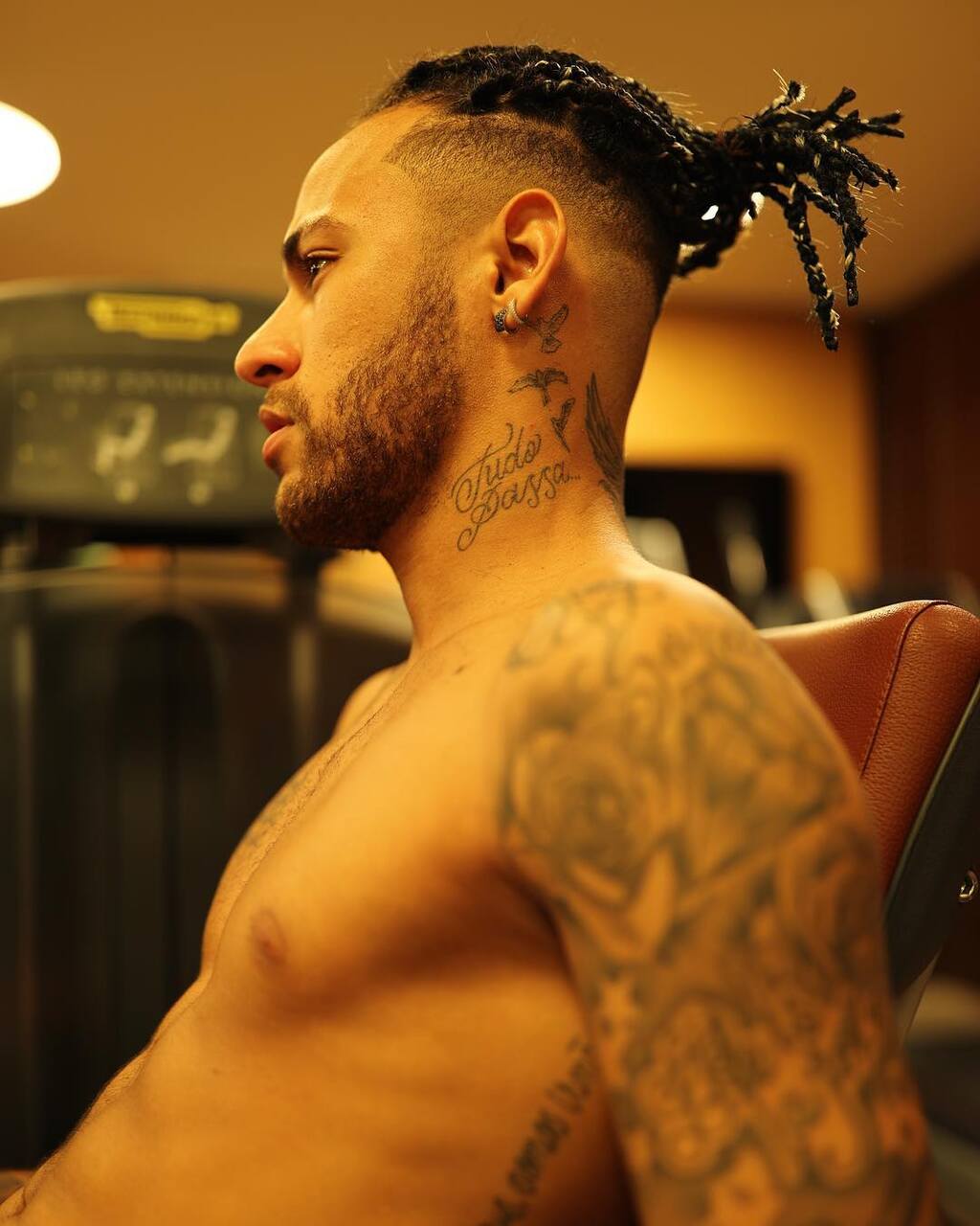 homem com cabelo rastafári