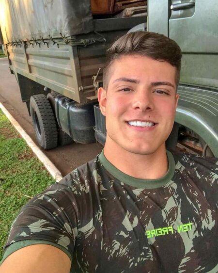 Corte militar: o visual prático que nunca sai de moda homem com cabelo topete usando farda militar