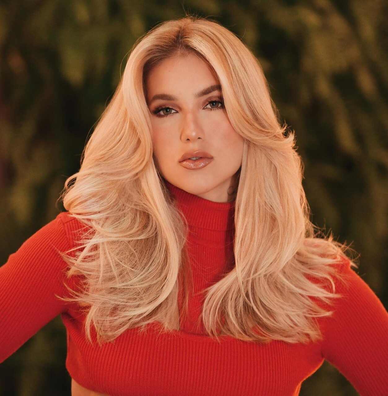 mulher com cabelo longo desfiado