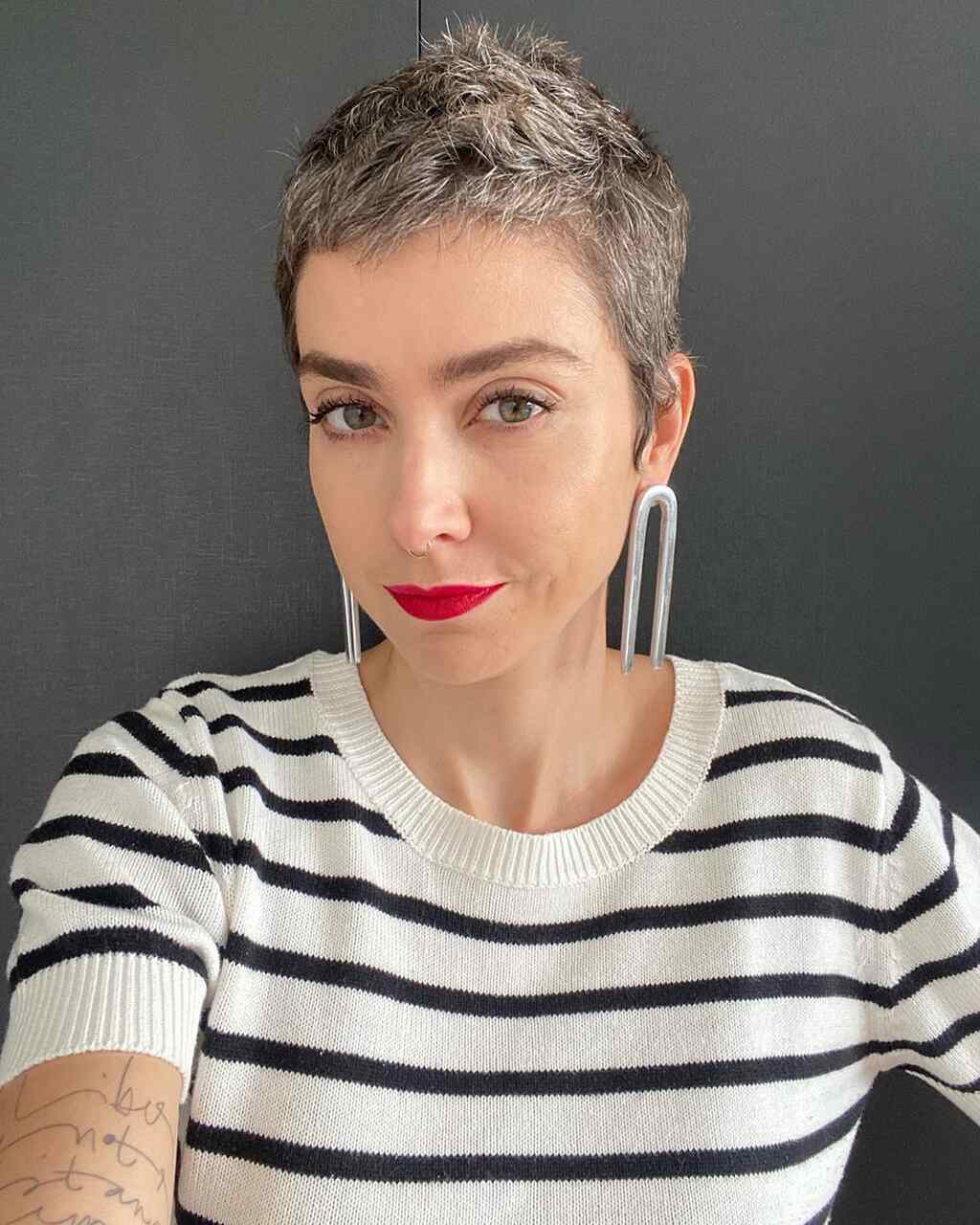 mulher com cabelo raspado