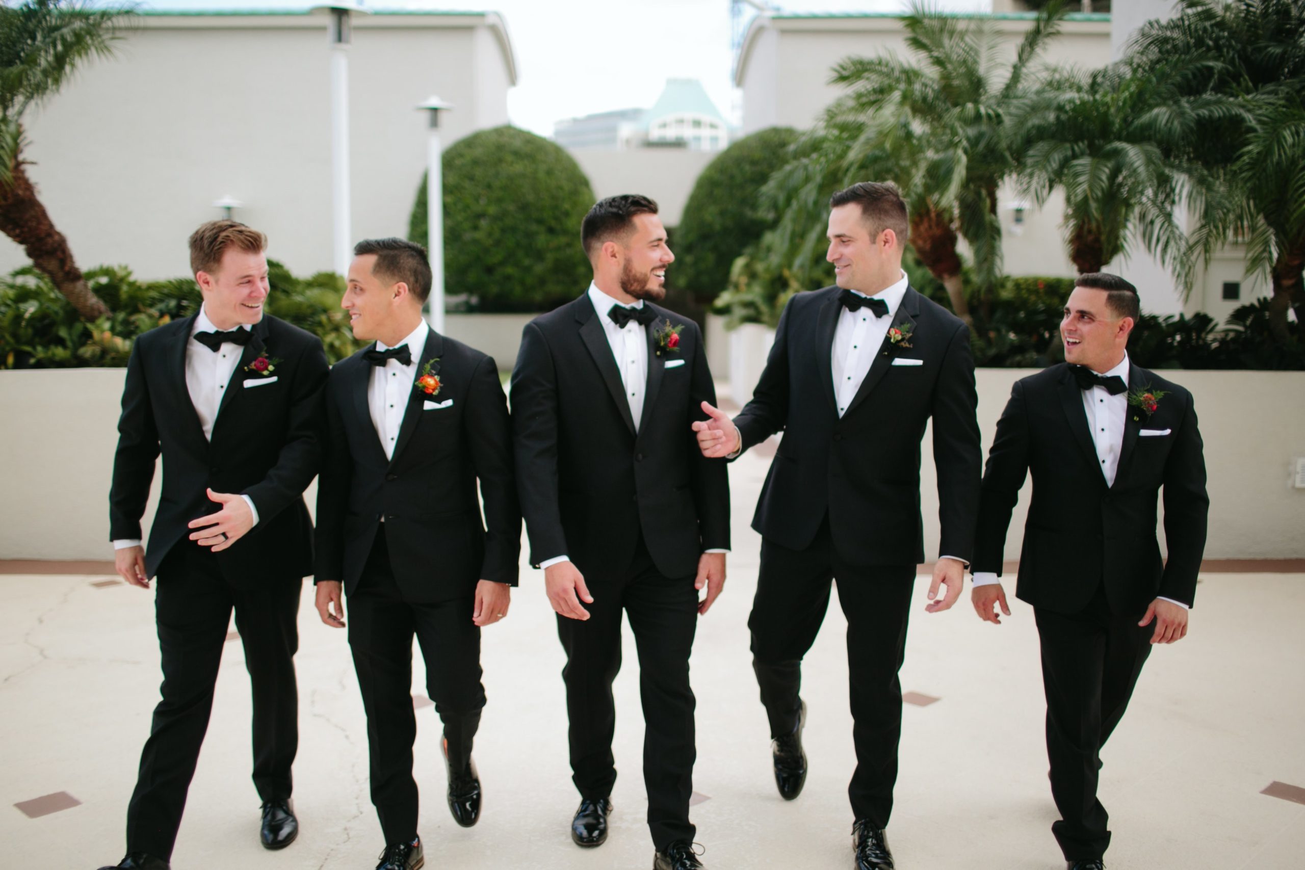 grupo de homens vestidos de smoking