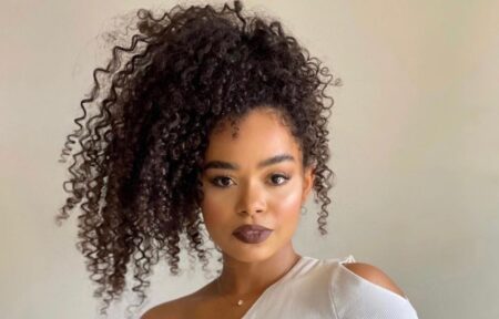 3 penteados INCRÍVEIS para fazer em casa usando só um 1 xuxinha mulher com cabelo preso na lateral