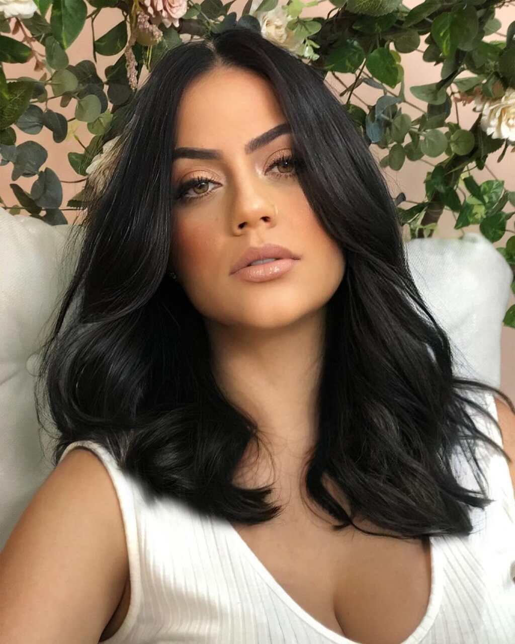 mulher com cabelo desfiado nas pontas
