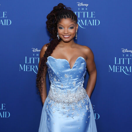 Mermaid Core: A trend mágica inspirada nas sereias mulher com vestido cintilante e com aplicações de pérolas e estrelas-do-mar