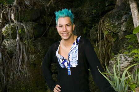 homem com cabelo azul