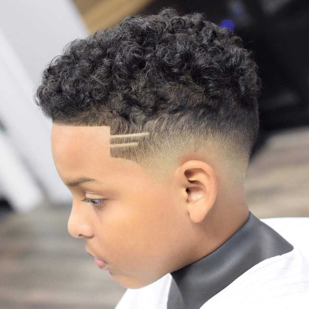 corte de cabelo masculino infantil com risco lateral