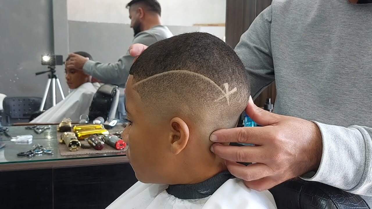 Corte de cabelo masculino afro com risco na lateral / corte com risquinho 