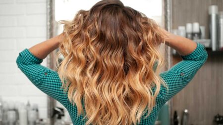 Corte de cabelo com luzes para mulheres de 50 anos que gostam de ousar cabelo com luzes