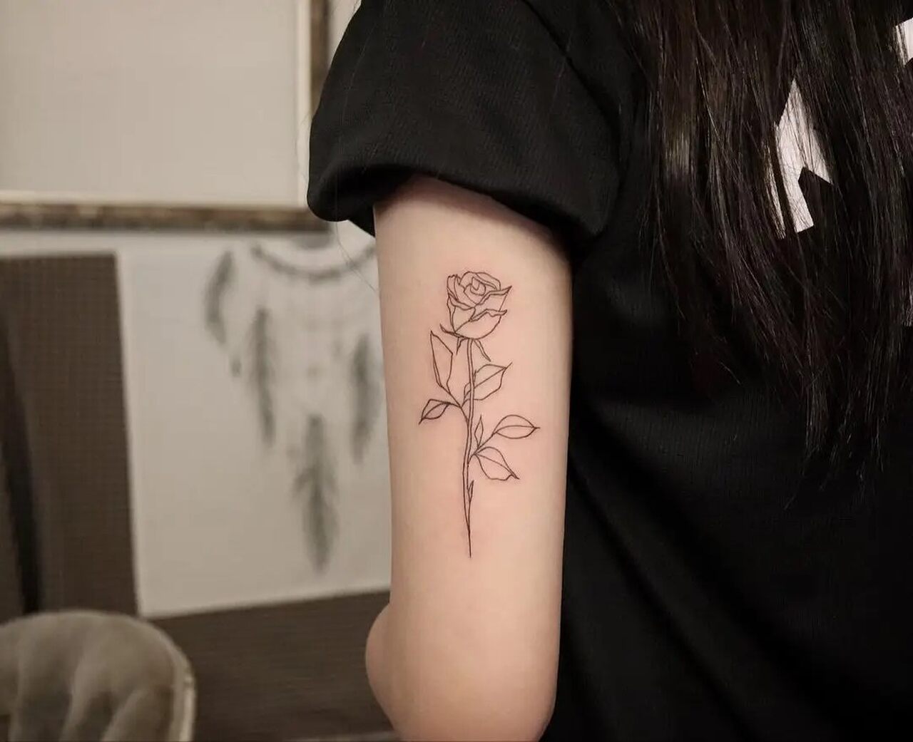 tatuagem feminina no braço de flor
