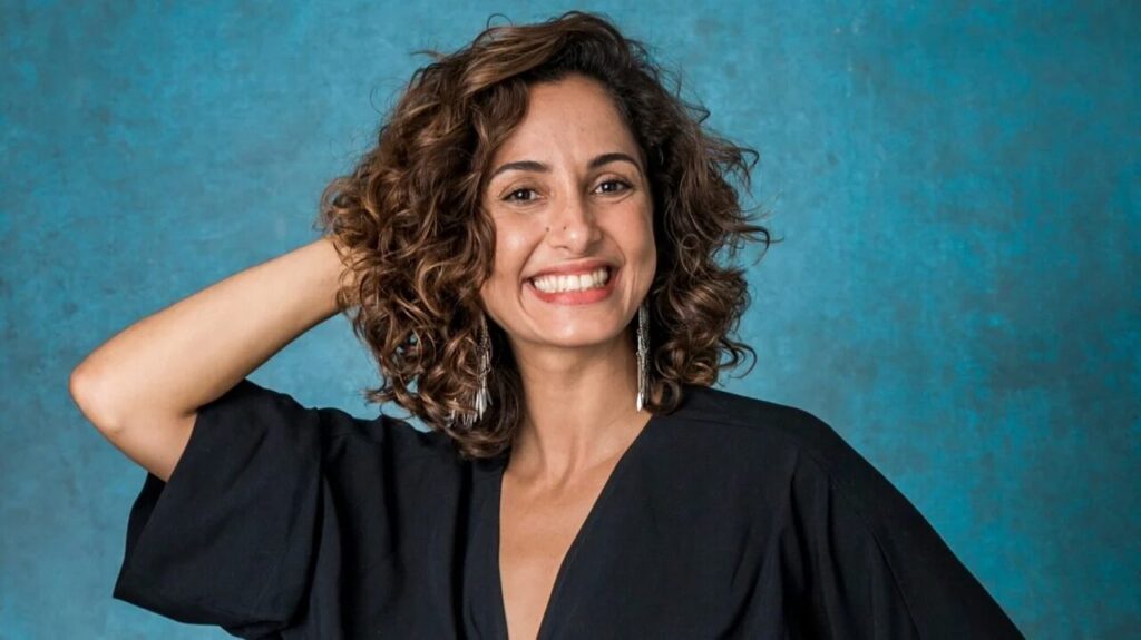 mulher com cabelo ondulado curto
