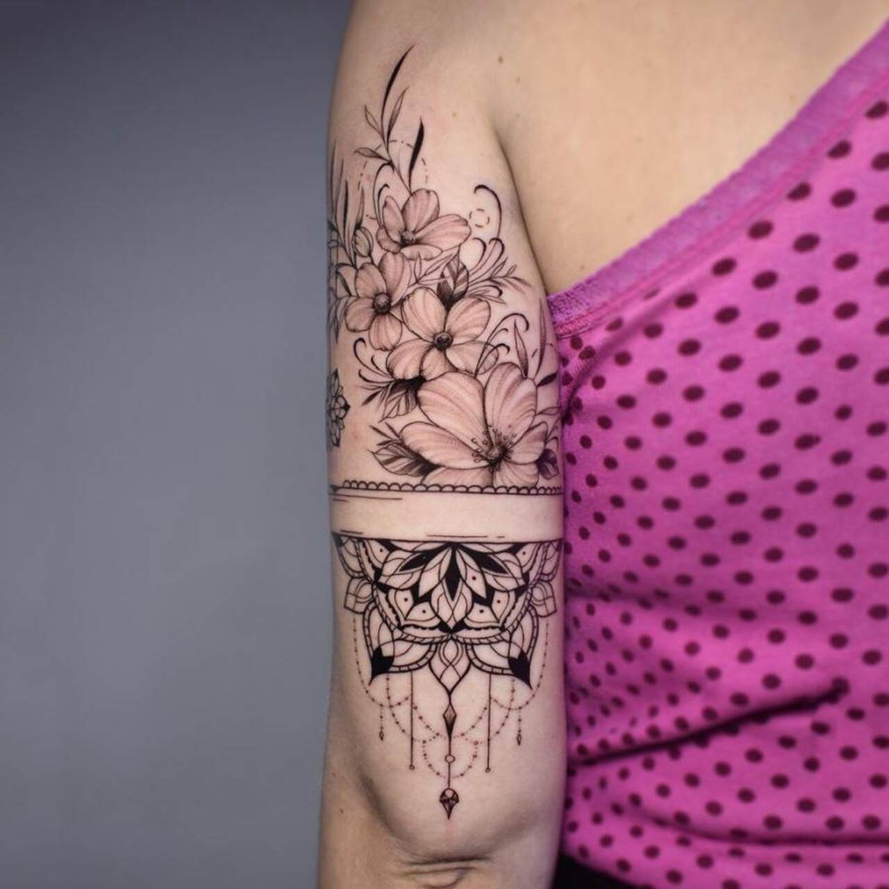 tatuagem feminina no braço de flores