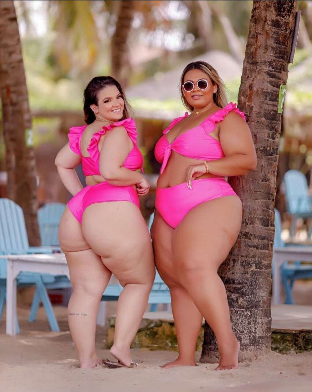 mulheres usando biquíni rosa de babados