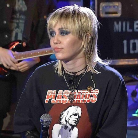 mulher com cabelo mullet