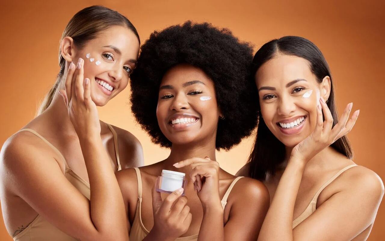 mulheres usando creme facial