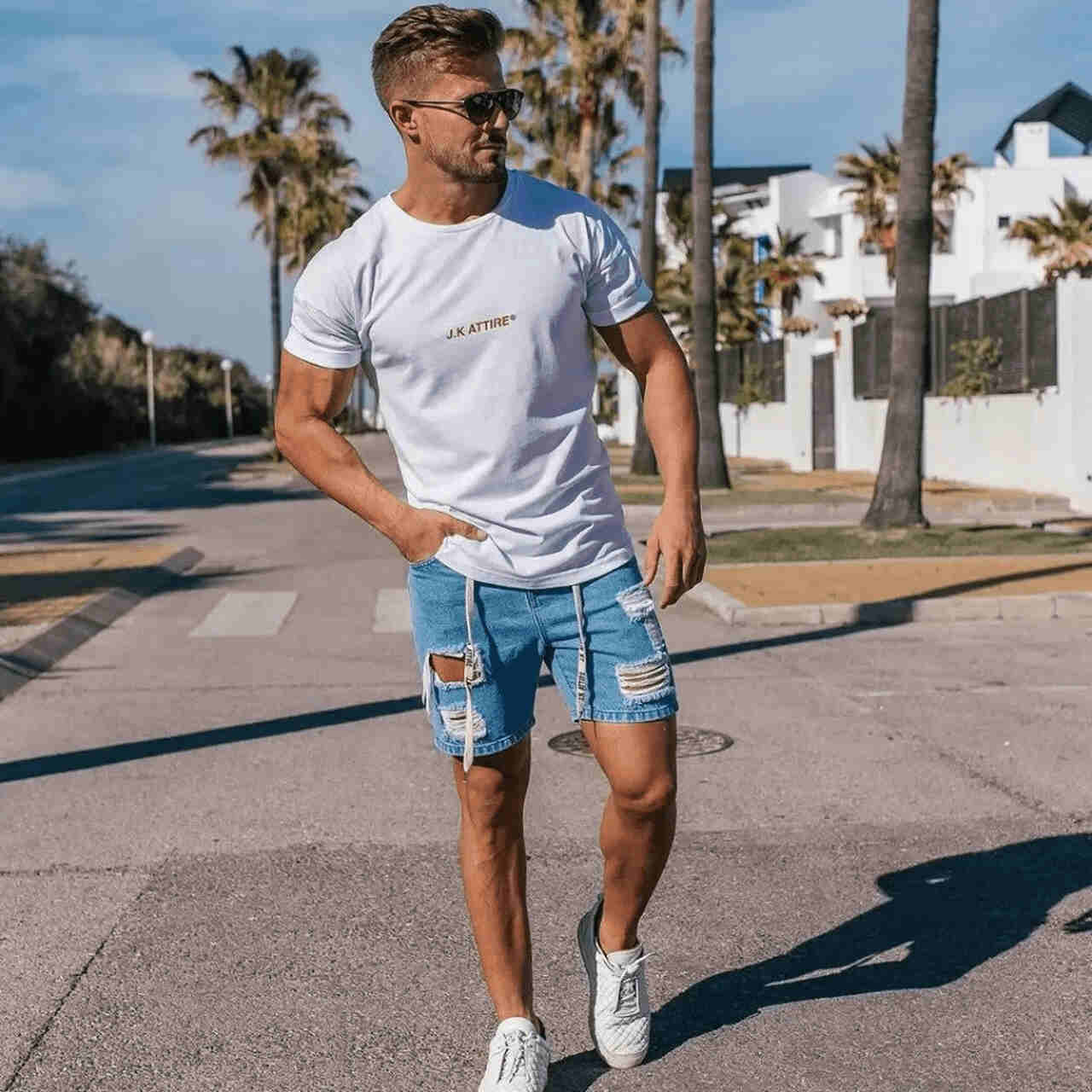 homem com camisa minimalista