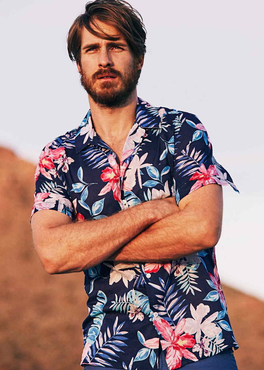 homem com camisa estampada
