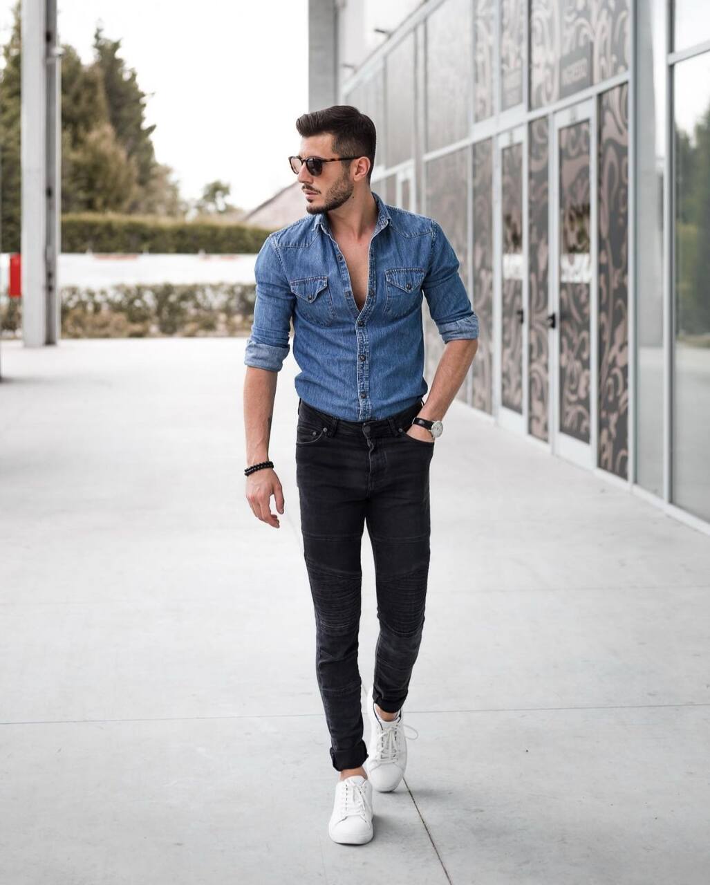 homem com camisa jeans