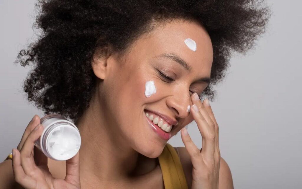 mulher usando creme facial