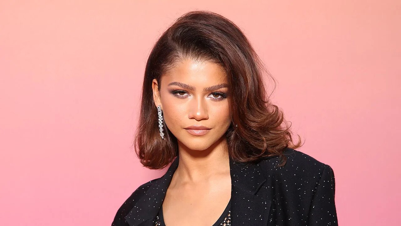 mulher com cabelo curto de camadas