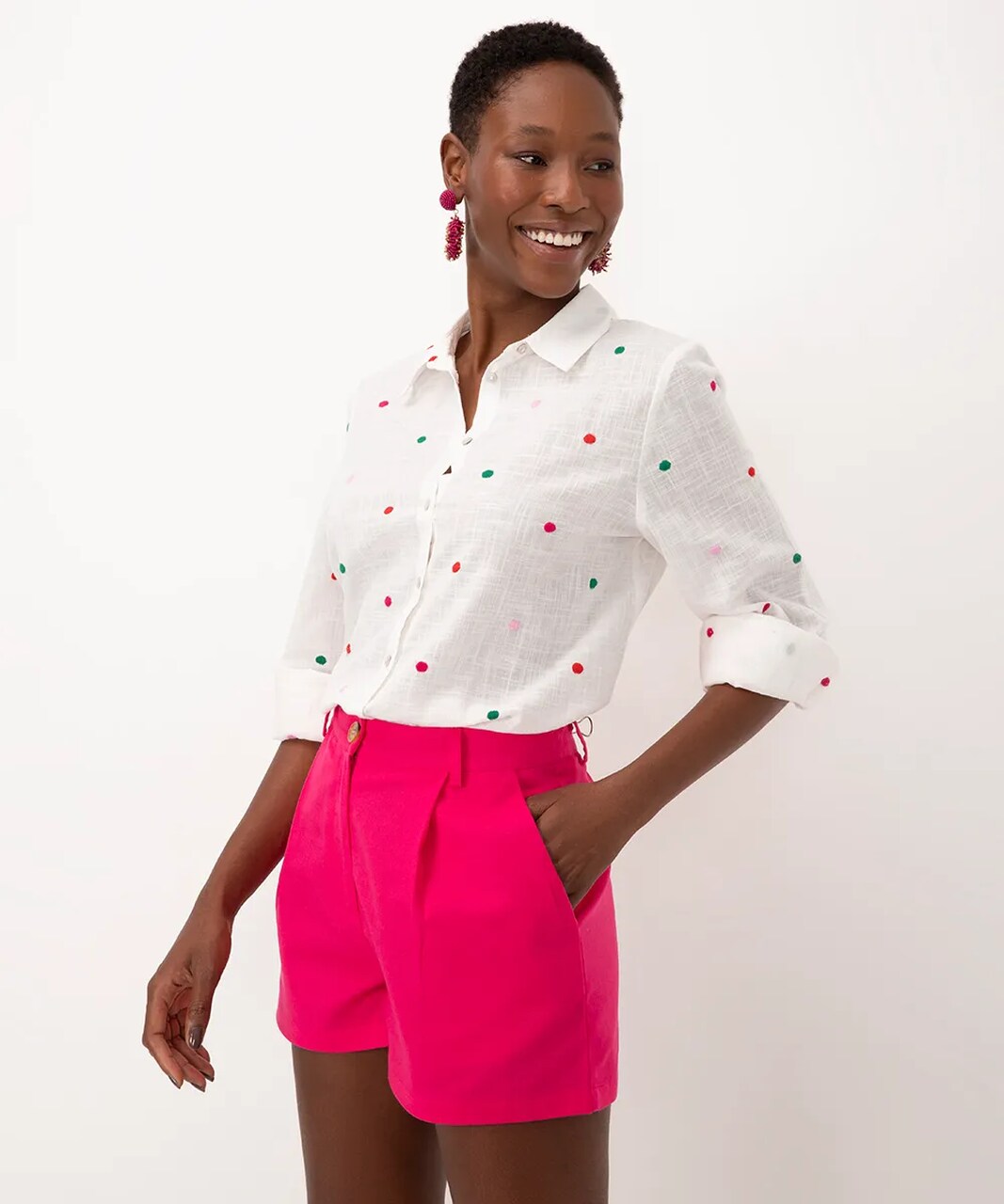 mulher usando camisa de poá colorido