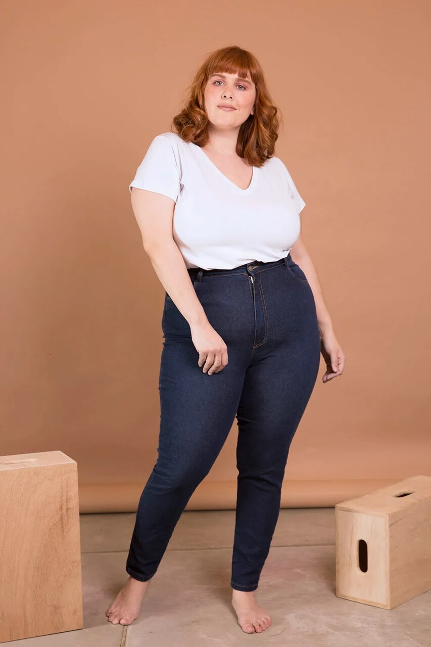mulher com t-shirt e calça jeans