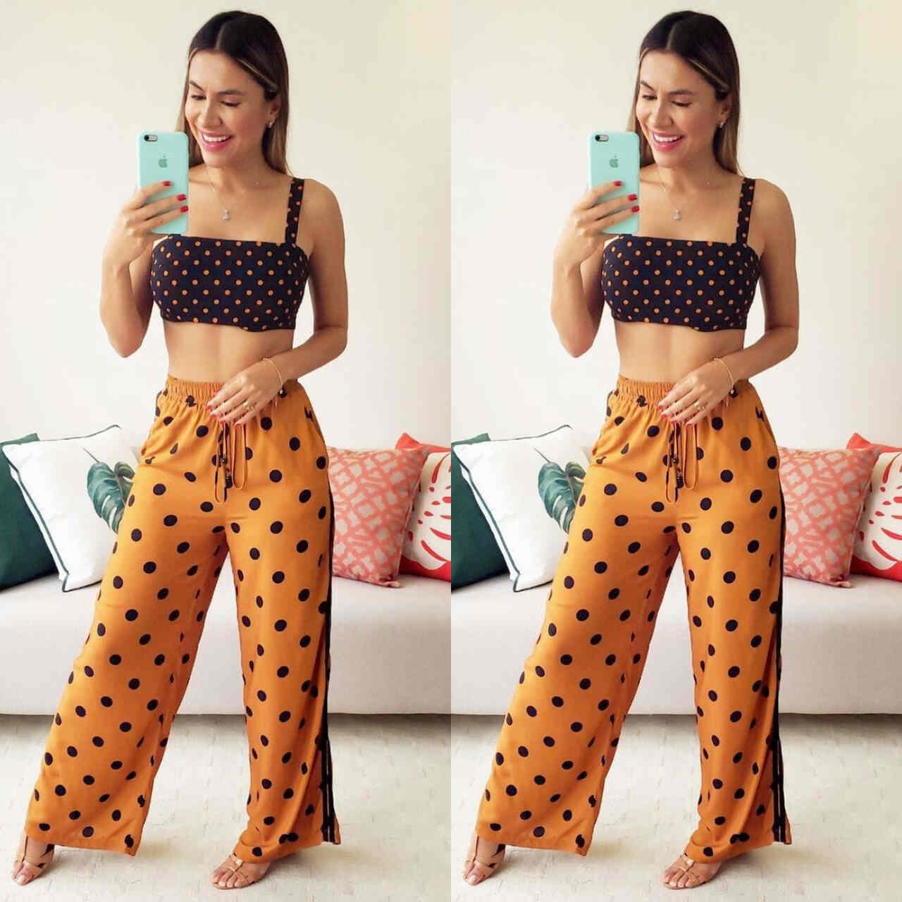 mulher usando cropped e calça pantalona de poá