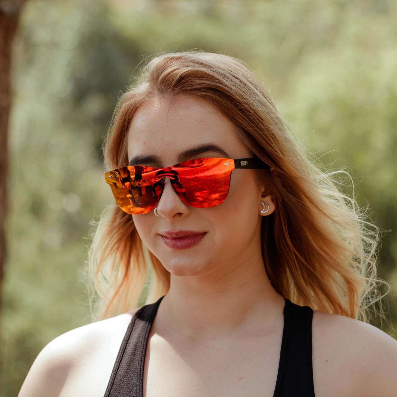 óculos de sol com lentes espelhadas