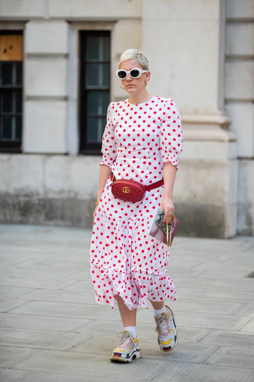 mulher usando vestido de poá e pochete