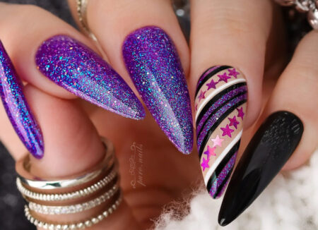 Unhas para carnaval decoradas em roxo, em formato stileto.