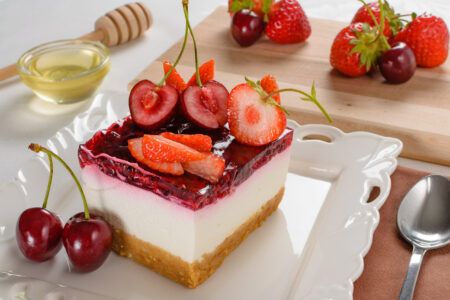 Tendências de sobremesa de natal para 2024: com decorações Cheesecake de Framboesa