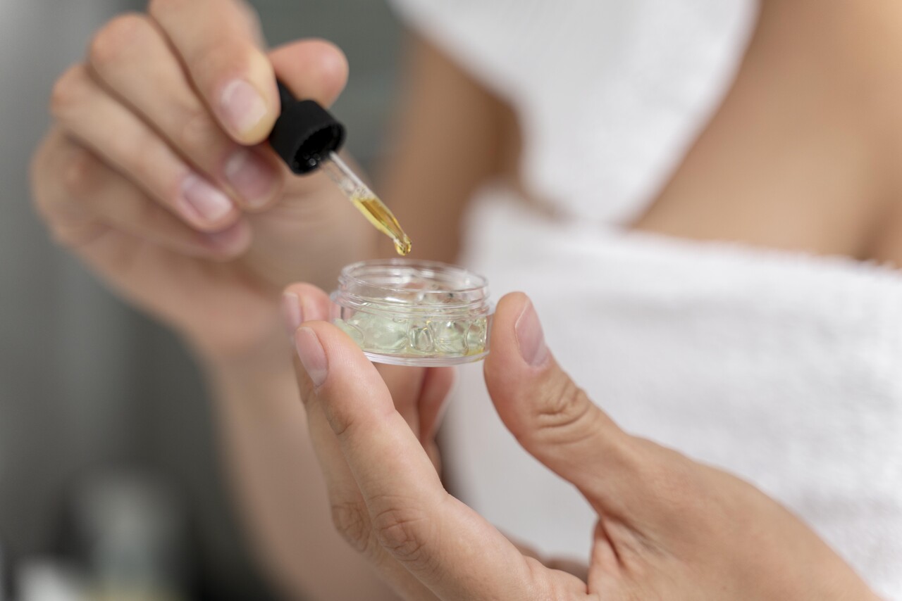 Óleo de Alecrim para Cabelo 2024 Mulher mistura óleo vegetal a produto cosmético