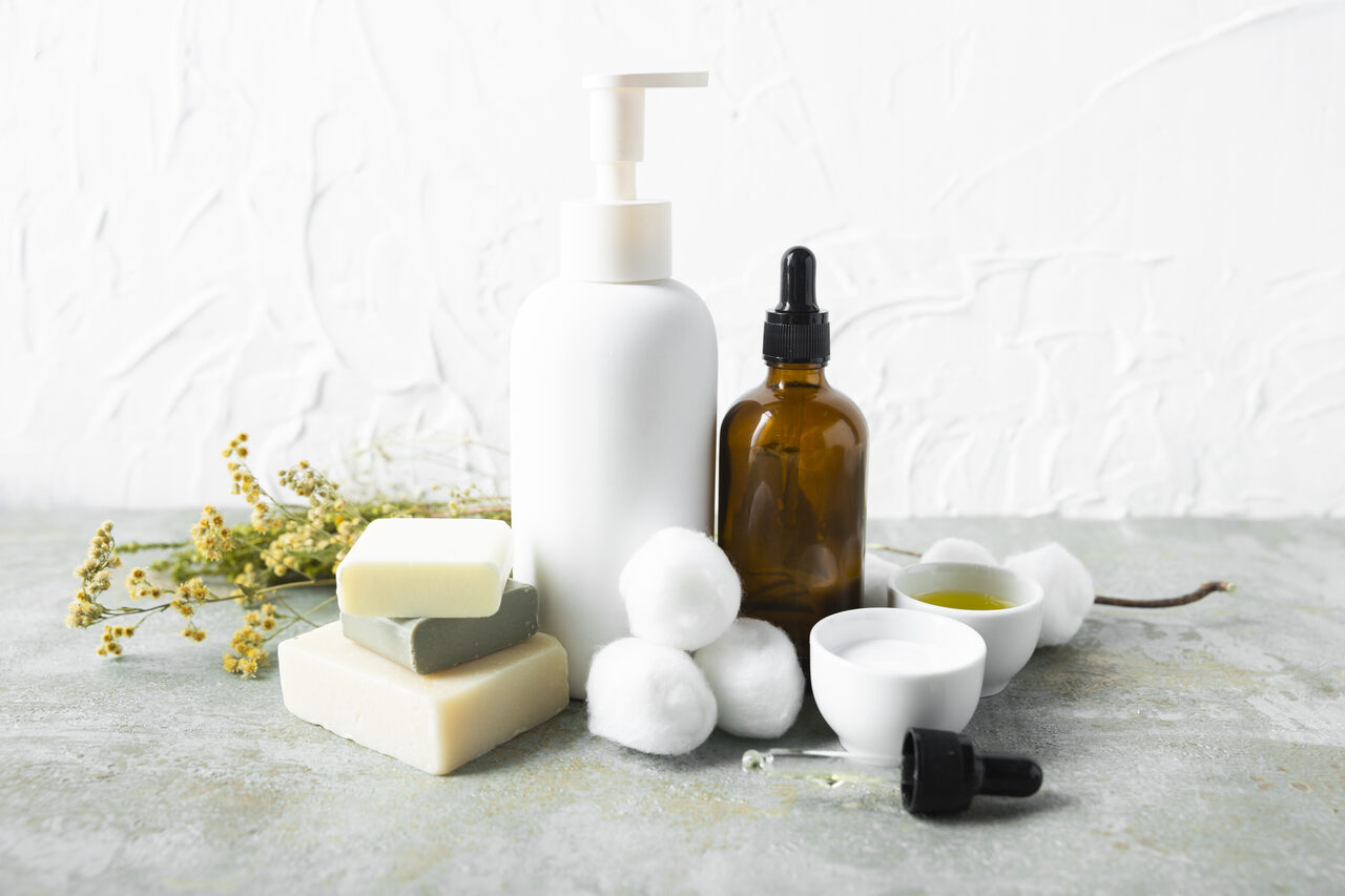 Óleo de Alecrim para Cabelo 2024 Recipientes com diversos produtos naturais