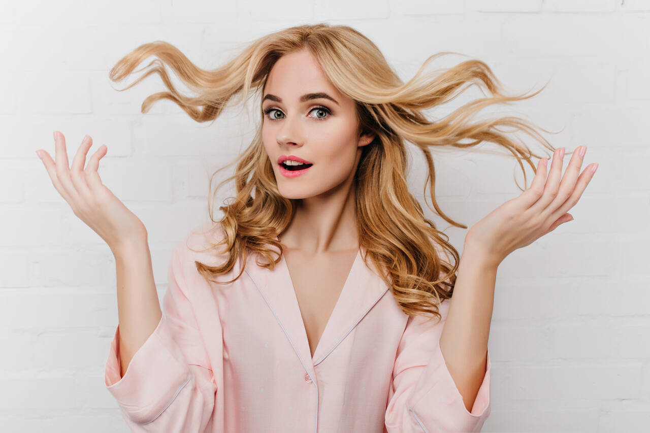 Clareador de Cabelo 2024 Mulher de cabelos loiros exibe fios claros