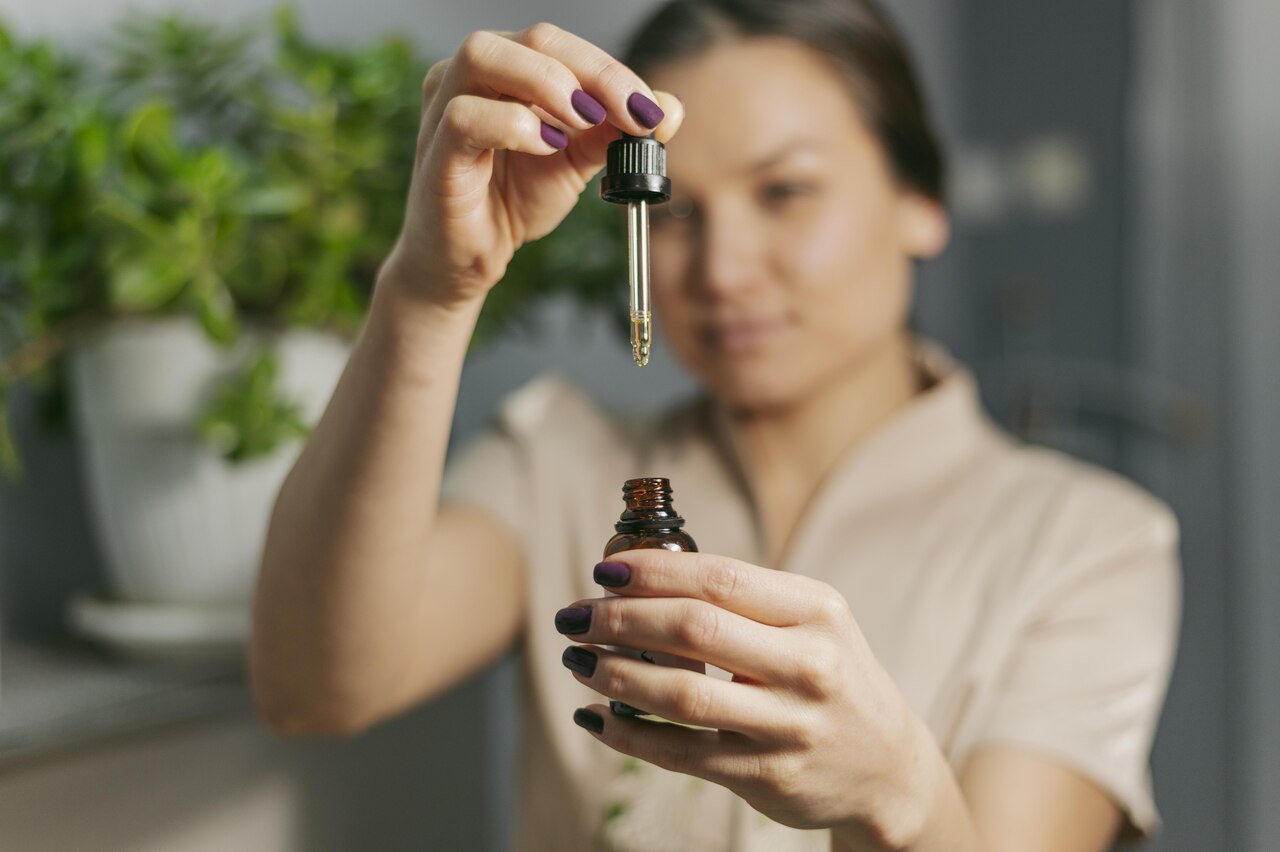 Óleo de Alecrim para Cabelo 2024 Mulher trabalha com óleo vegetal