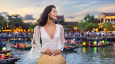 Mulher usando um dos vários modelos de vestidos de verão branco soltinho em tecido leve, ideal para clima quente e ocasiões ao ar livre