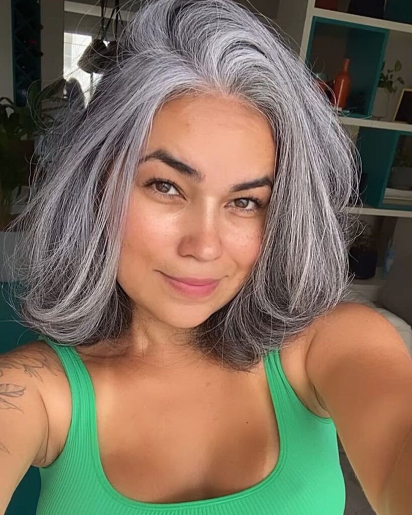 Cabelo Grisalho Feminino Curto 2024: Cortes e Finalizações