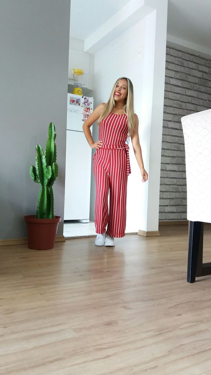 Mulher vestindo macacão com listras vermelhas