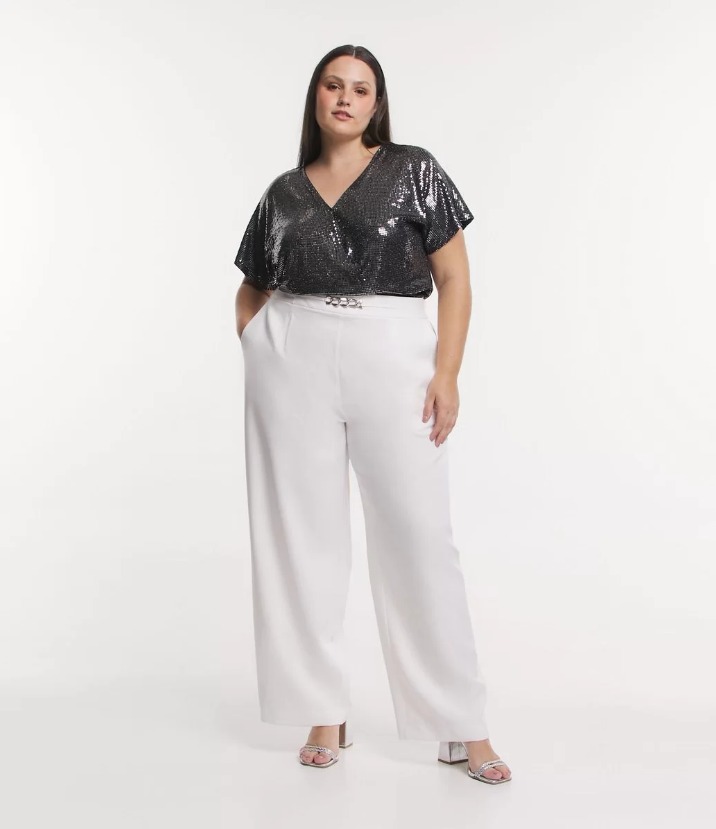 Modelo usa calça de alfaiataria branca