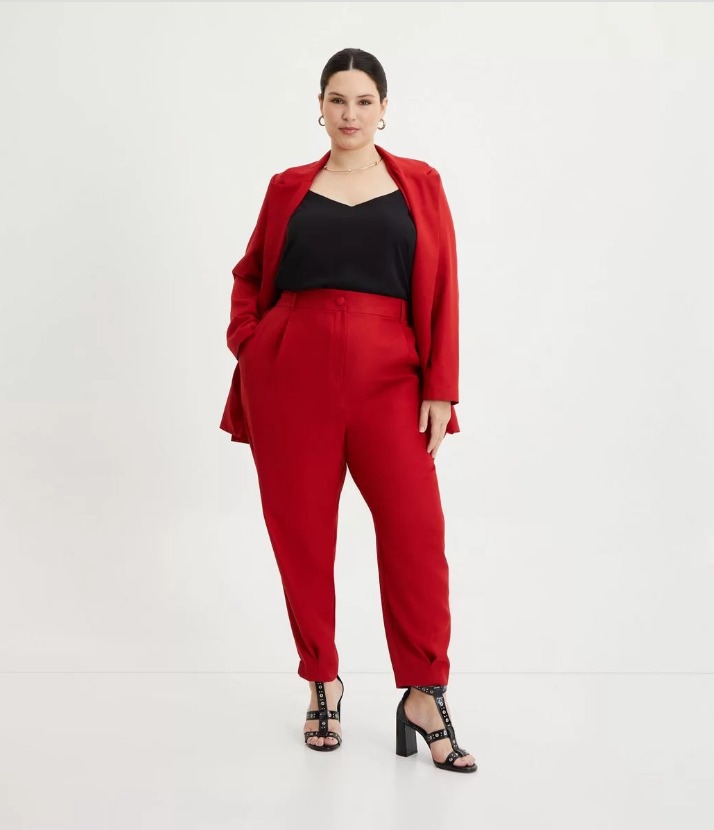 Modelo usando conjunto de alfaiataria vermelho