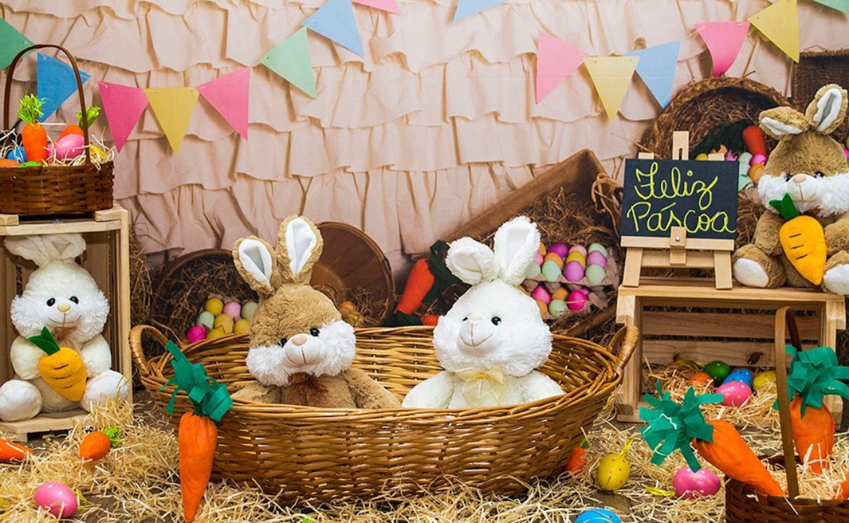 Decoração para Páscoa com coelhos de pelúcia e fundo em tons pastel