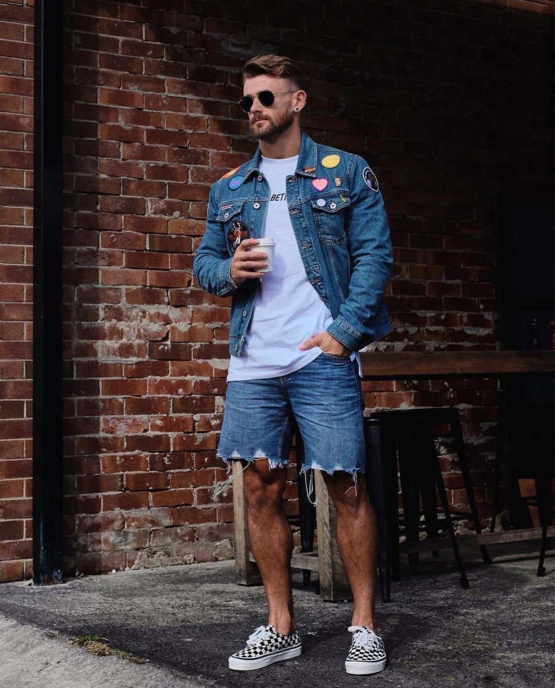 Homem veste jaqueta com bermuda jeans e tênis