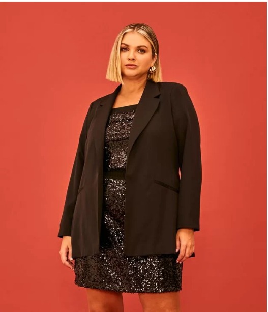 Modelo usando vestido de paetê com blazer preto