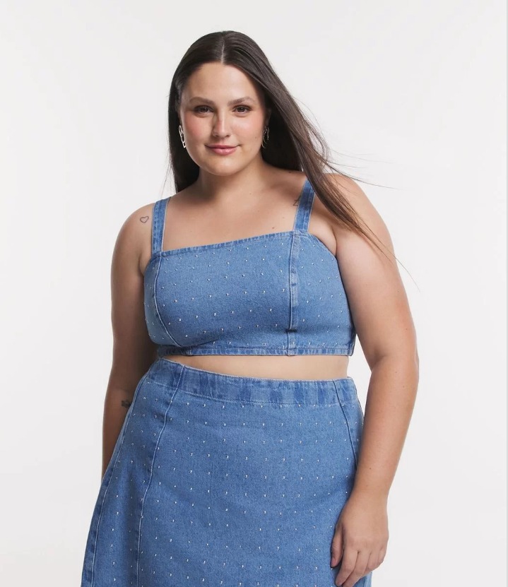 Modelo veste cropped de alça com saia jeans cós alto