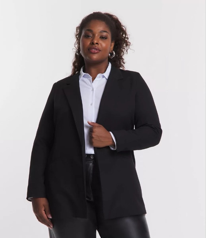 Modelo usando blazer preto