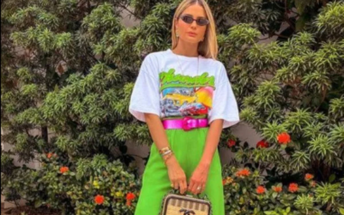 Mulher usando look comfy com camiseta estampada e calça verde