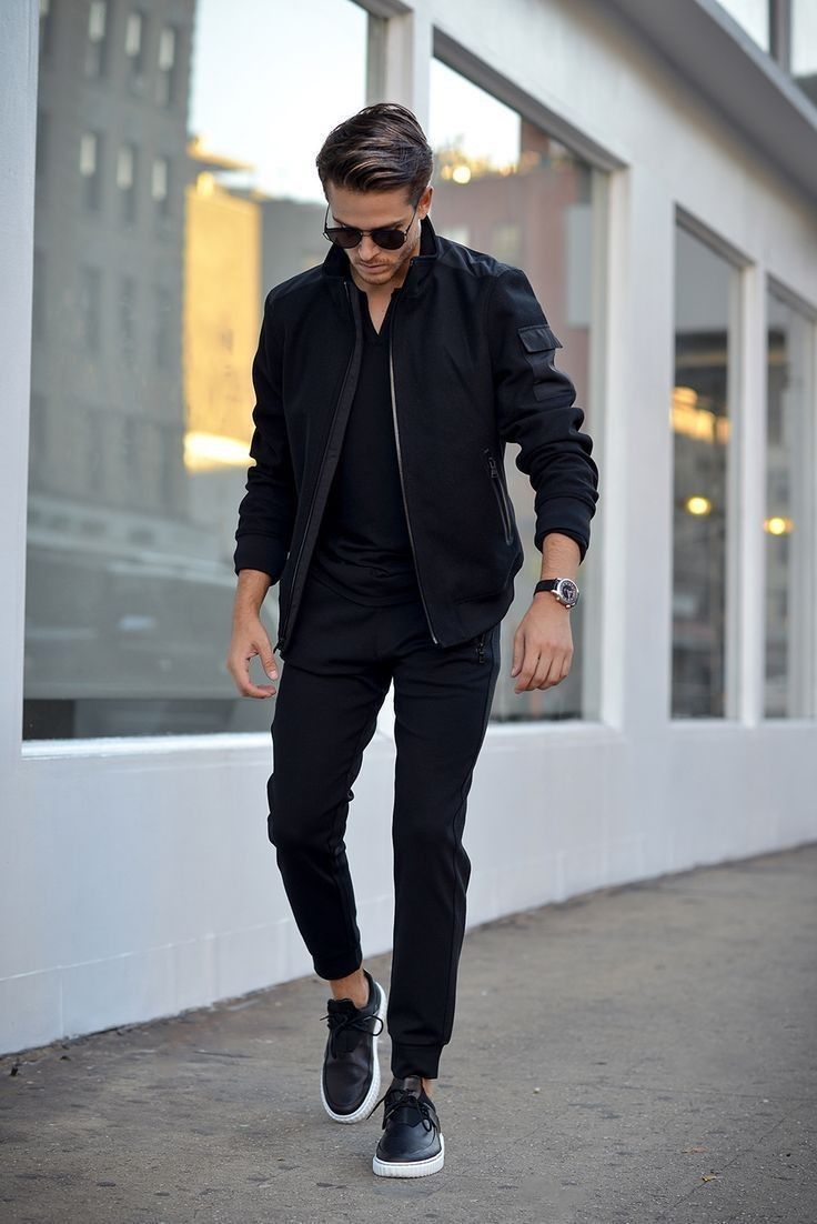Homem veste look jeans all black