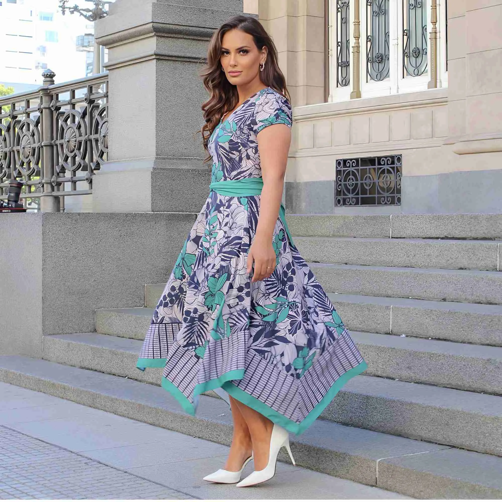 Mulher usando vestido midi estampado