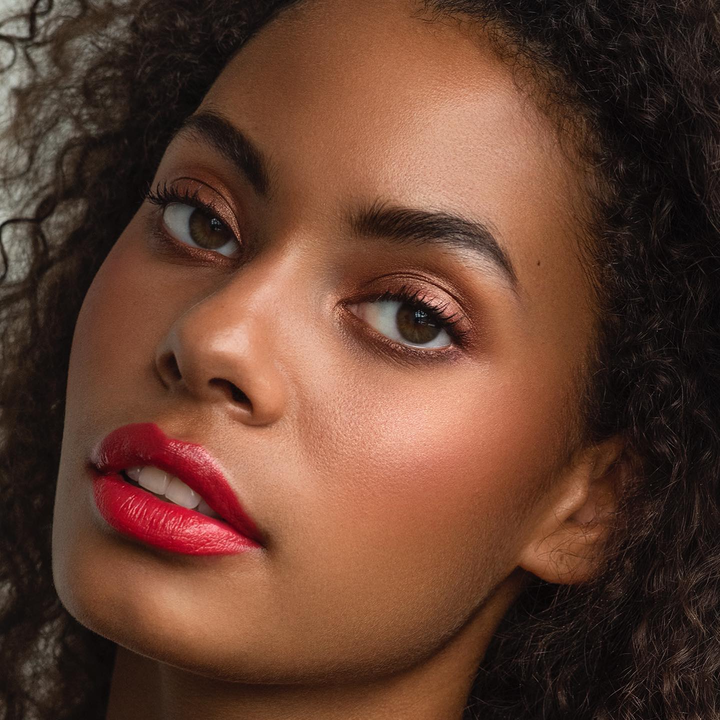 Noiva negra com maquiagem leve e batom vermelho